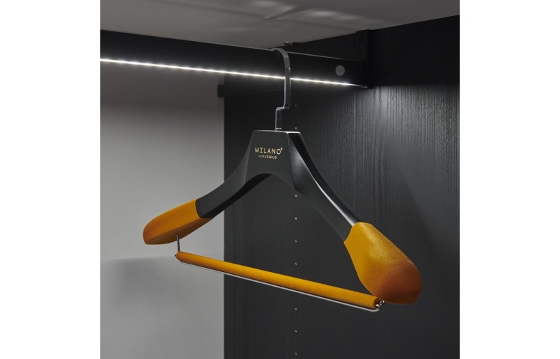 Kledinghanger met broeklat, antique gelakt platte chrome haak 